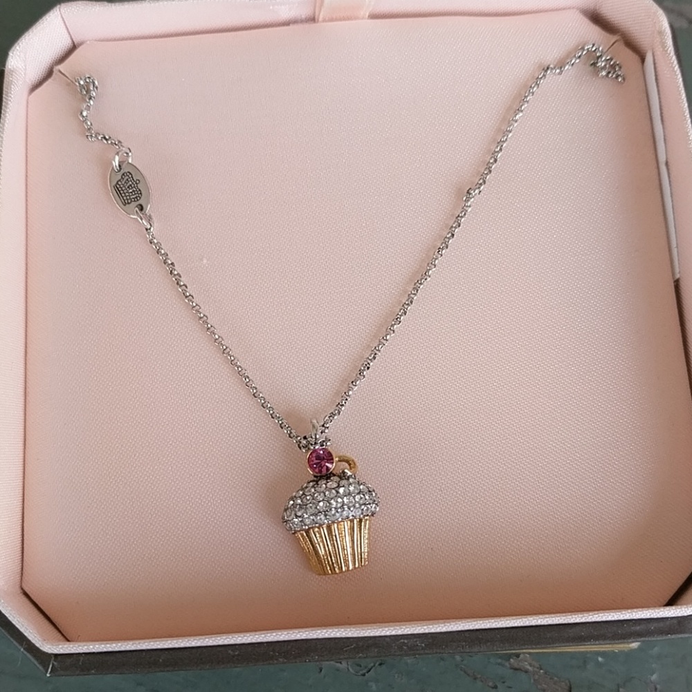 JUICY COUTURE CUPCAKE NECKLACE!